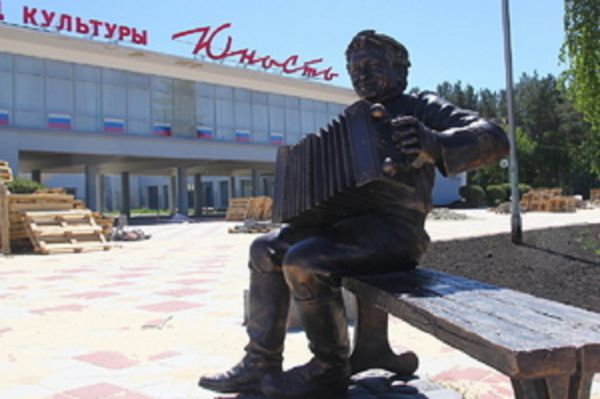 В Каменске-Уральском отлили в бронзе лучшего гармониста России