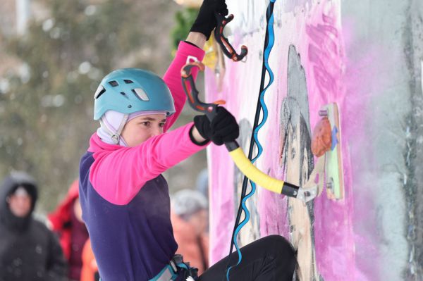 Посетители новогоднего городка в уральской столице взяли штурмом  ледовую крепость