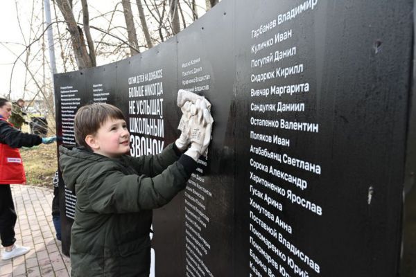 В Екатеринбурге  волонтеры провели субботник у памятника детям войны - труженикам тыла