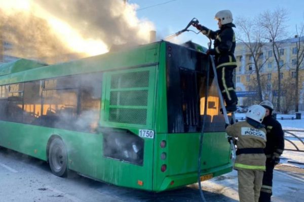 В центре Екатеринбурга вспыхнул автобус. Водитель пытался потушить огонь самостоятельно