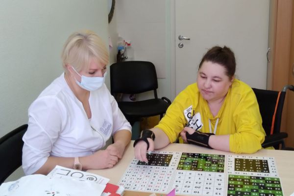 Уральские медики помогают девушке с редким аутоиммунным заболеванием заново научиться ходить