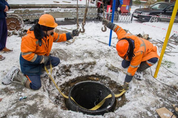 Экспериментальный колодец установили специалисты Водоканала