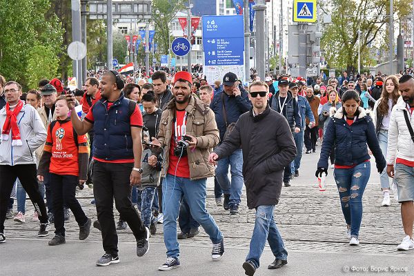 Гуляли всю ночь: болельщики сборных Уругвая и Египта собрались в огромный хоровод в Екатеринбурге