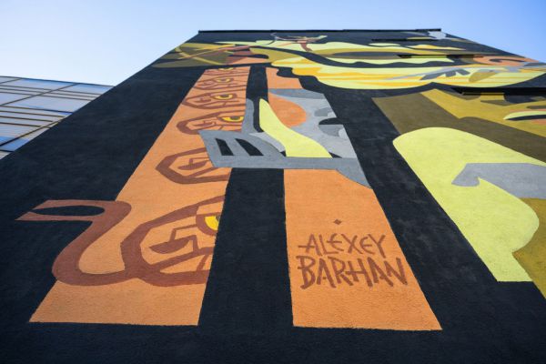 В центре Екатеринбурга нарисовали 16-метрового Геракла