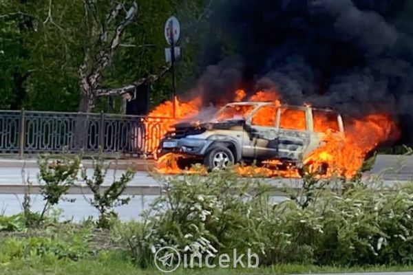 В центре Екатеринбурга вспыхнул внедорожник