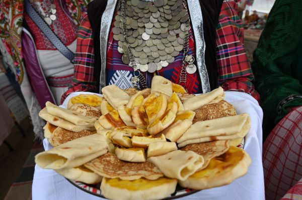 Сгущенка, сметана и варенье: с чем екатеринбуржцы любят блины на Масленицу