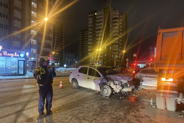 В Екатеринбурге пьяный водитель без прав устроил массовое ДТП