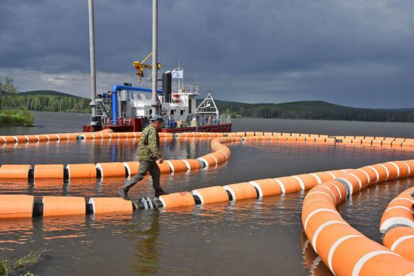 За лето со дна Черноисточинского водохранилища подняли больше 100 тысяч кубометров ила