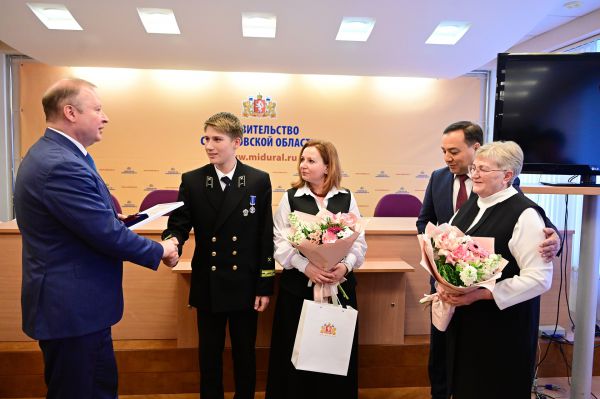 Медали за смелые поступки получили девять юных уральцев