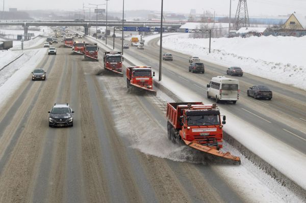 На свердловские дороги для чистки снега выехали 394 единицы техники