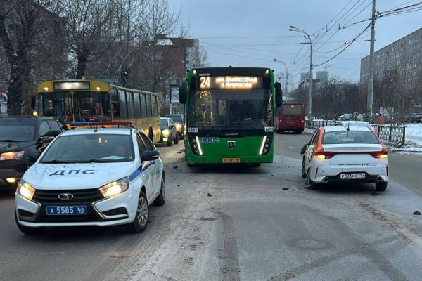 В Екатеринбурге водитель каршеринга пострадал в ДТП с автобусом