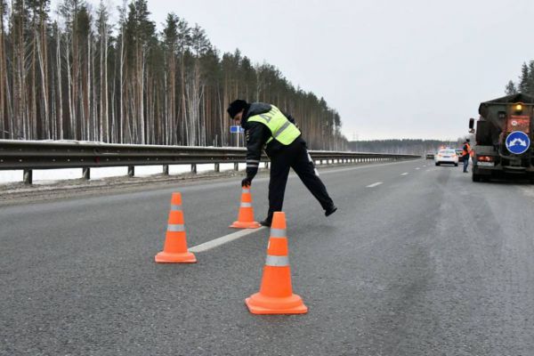 Движение на ЕКАД затруднено из-за столкновения грузовиков