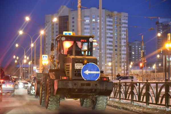 Уборка снега на улицах Екатеринбурга за два прохода: мэр изучил новые технологии