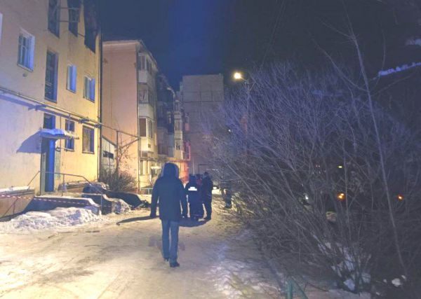 Глава Первоуральска встретился с жителями дома, пострадавшего от пожара после воспламенения газа