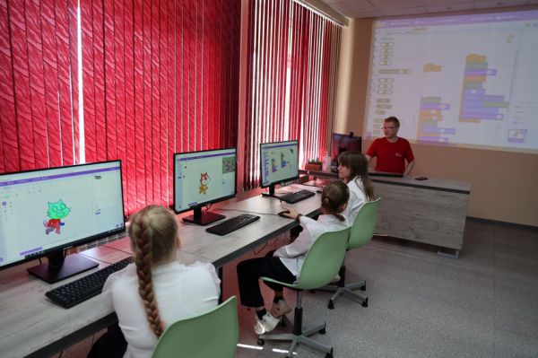 Около двух тысяч школьников Каменска-Уральского примерили на себя инженерные профессии