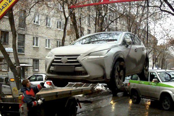 Екатеринбурженка, влезшая в долги, лишила бывшего мужа внедорожника