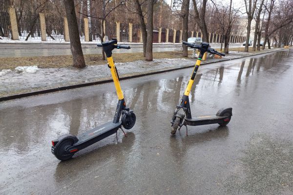 В Екатеринбурге расставили прокатные самокаты