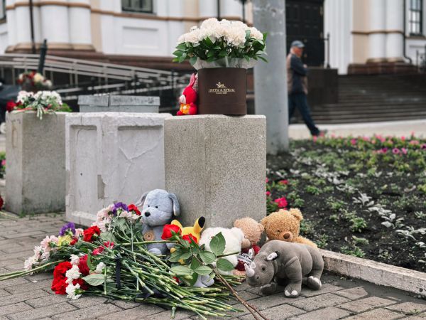 Свердловчане несут игрушки и цветы к месту ДТП в центре Екатеринбурга, где погибли четверо прохожих, в храме прошла панихида