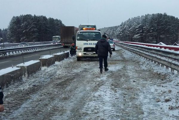 Под Екатеринбургом перевернулся трейлер с лошадьми