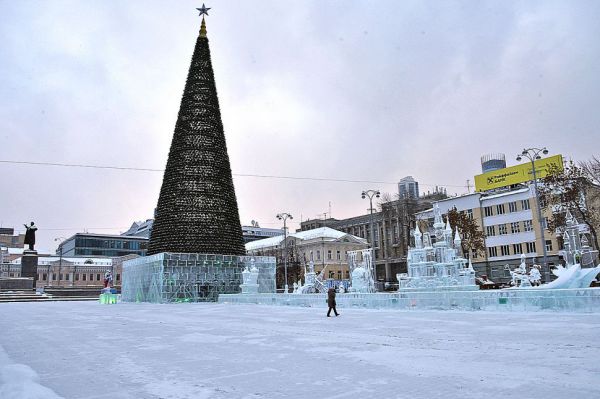 Традиции установки новогодней ёлки в центре Екатеринбурга исполнилось 85 лет