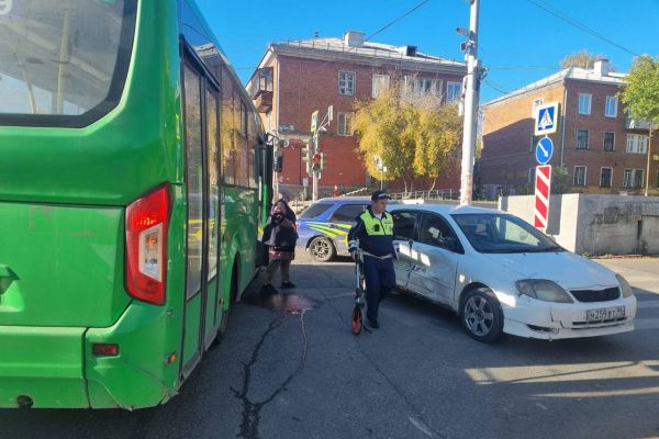 В Екатеринбурге автобус влетел в иномарку с ребенком