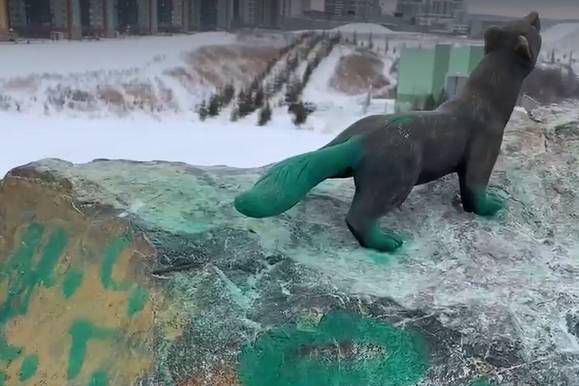 В Академическом вандалы снова испортили один из символов района