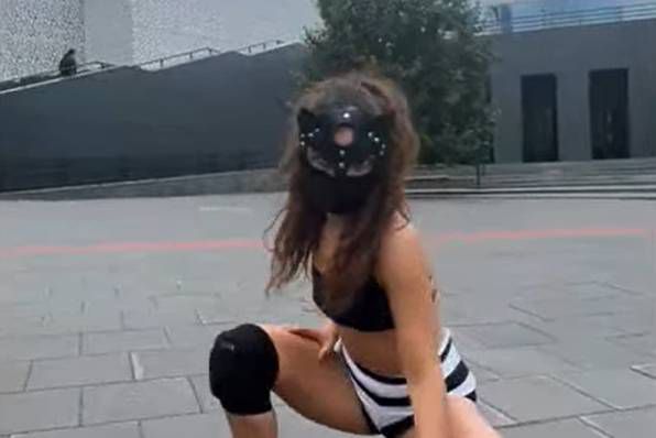 Полуголая екатеринбурженка снова станцевала в центре города