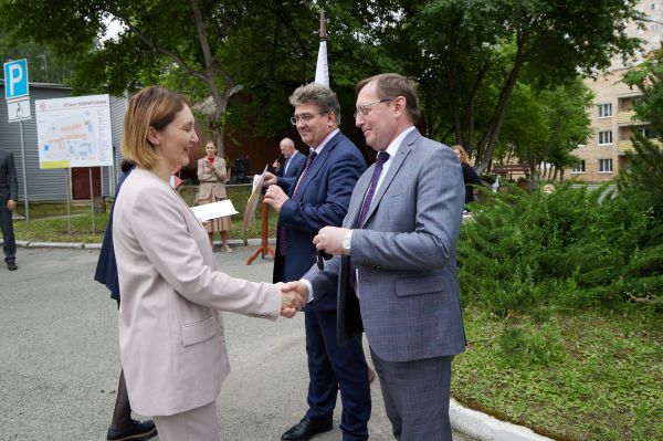 Свердловские учреждения соцзащиты получили десятки новых автомобилей