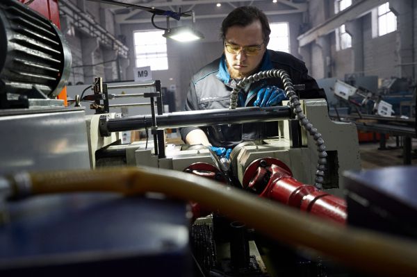 Сварщики и разнорабочие возглавили список самых востребованных вахтовых специалистов на Урале