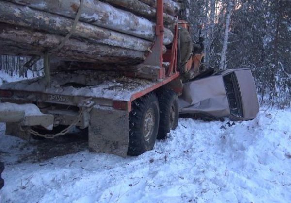 Чудом выжили: на трассе под Асбестом лесовоз смял легковушку