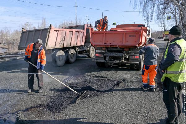 В Нижнем Тагиле приступили к ямочному ремонту дорог свежим асфальтом
