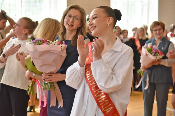 Сегодня для свердловских одиннадцатиклассников прозвучал последний звонок