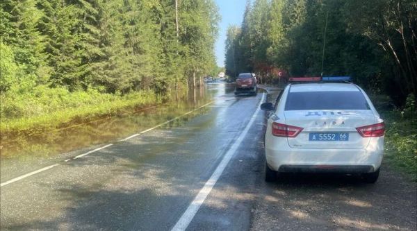 На Северном Урале восстановили движение по автотрассе, которая целые сутки была заблокирована из-за дождевого паводка