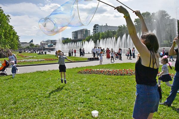 С мыльными пузырями и автогонками на педальных машинках дети отметили свой день