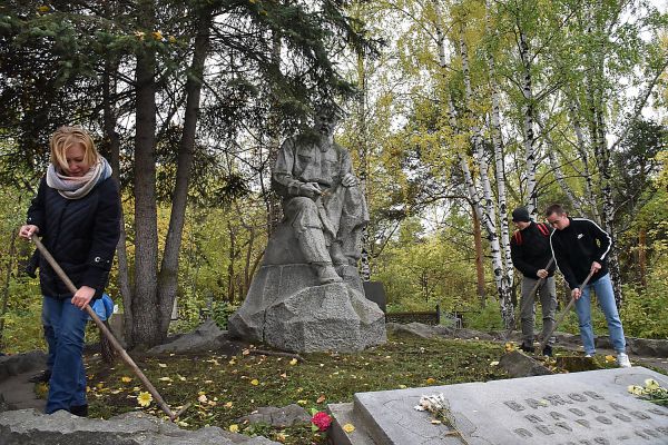Субботник на кладбище: волонтеры прибрали могилу Павла Бажова