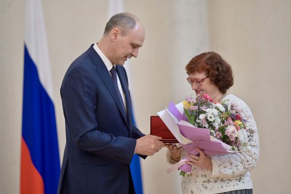 Денис Паслер вручил государственные награды выдающимся свердловчанам