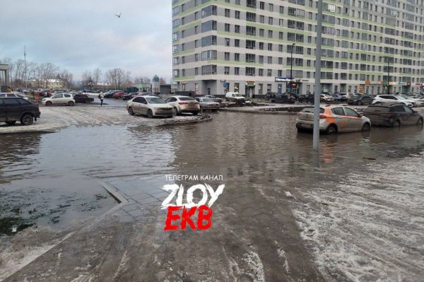 Улицу на Широкой Речке затопило сточными водами