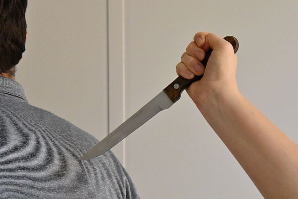В микрорайоне Светлом на детской площадке женщину тяжело ранили ножом