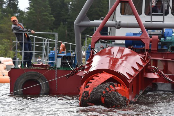 За два года со дна Черноисточинского водохранилища извлекут 500 тысяч кубометров ила. Фото