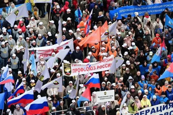Губернатор Денис Паслер поздравил свердловчан с Праздником Весны и Труда