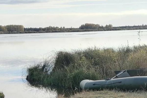 Пропавшие в Свердловской области рыбаки найдены мертвыми. Их лодку нашли перевернутой