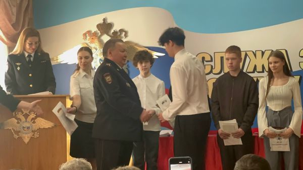 Три поколения на страже Родины: юным первоуральцам вручили паспорта в присутствии ветеранов