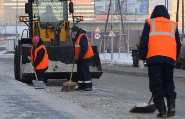 Службы благоустройства Екатеринбурга противостоят гололеду