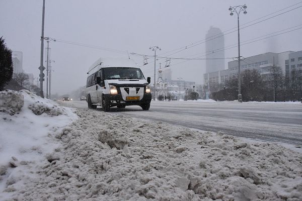 На Екатеринбург обрушился снегопад