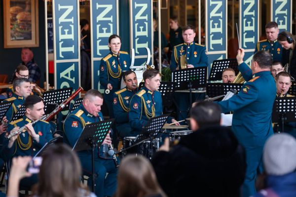 Мелодии вальса и марша прозвучали для пассажиров аэропорта Кольцово в День защитника Отечества