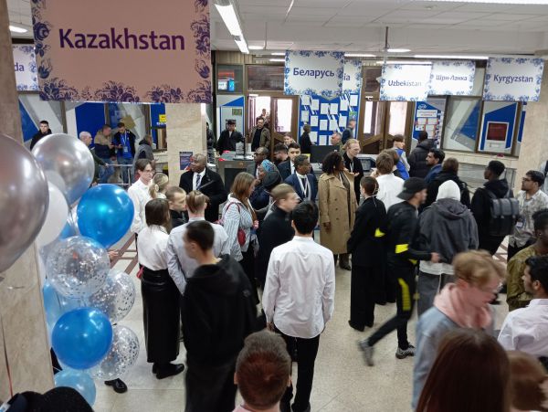 Расширение границ знаний, демонстрация опыта: в УрГЭУ стартовал Евразийский экономический форум молодежи