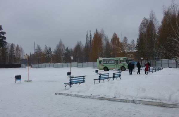 Подросток попал под автобус, пытаясь его остановить