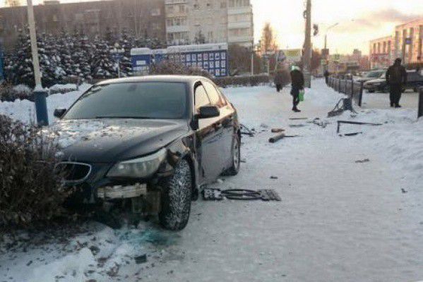 В Нижнем Тагиле машина въехала в толпу людей на остановке