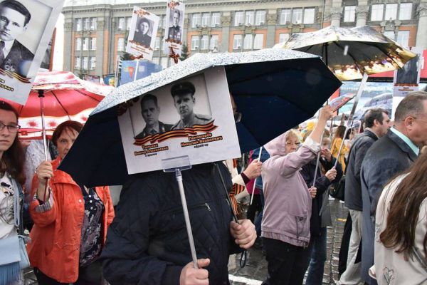В фотосалонах ажиотаж: свердловчане готовятся к шествию «Бессмертного полка»