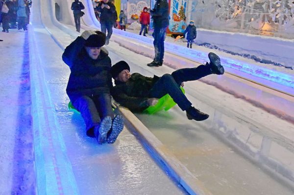 В Ледовом городке Екатеринбурга самую высокую горку снова хотят сделать платной